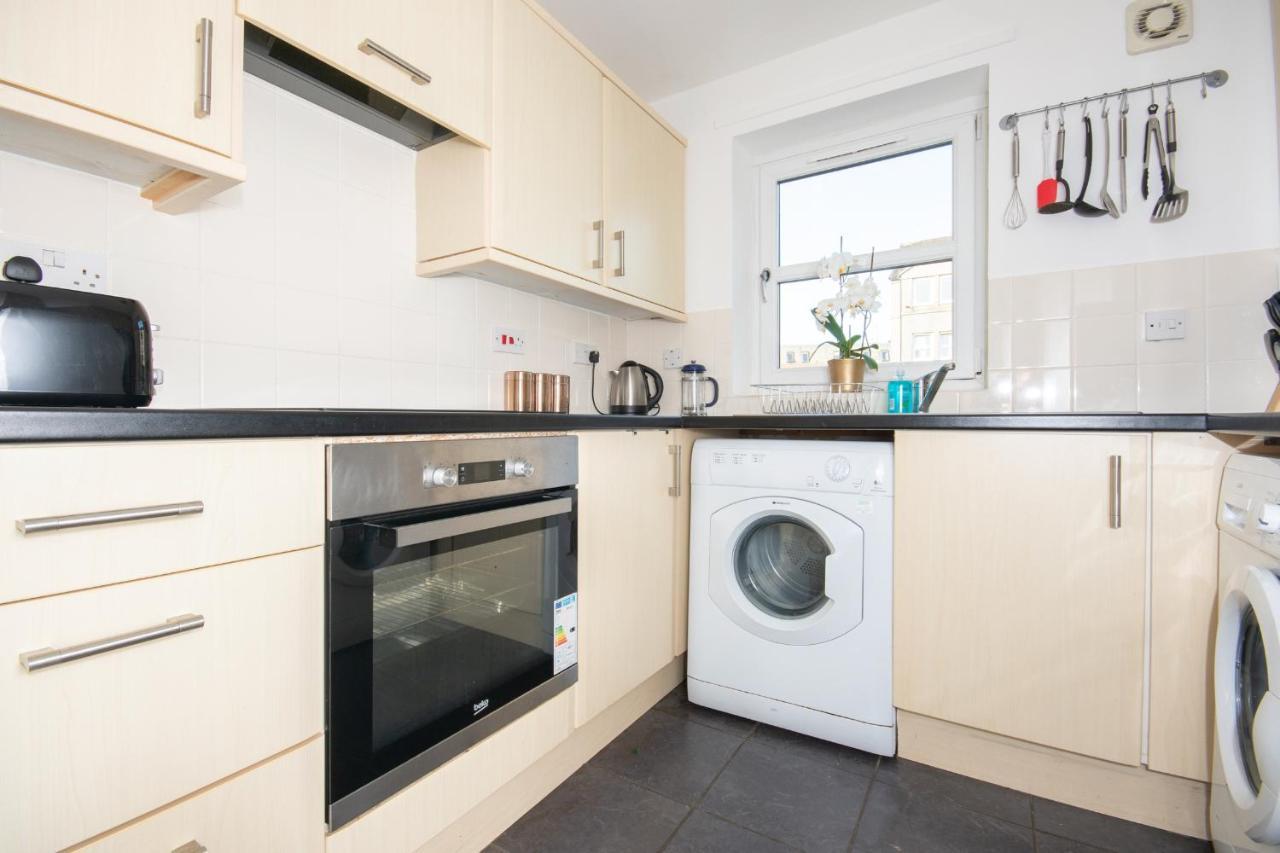 Dwellcome Home Ltd 2 Bedroom King & Double Central Apartment, Free Allocated Barrier Secured Parking Space At Rear Entrance & Fast Wifi, Ideal For Long Term Contractor, Corporate, Etc Stays, Regular Housekeeping Option - See Our Site For Assurance Aberdeen Buitenkant foto