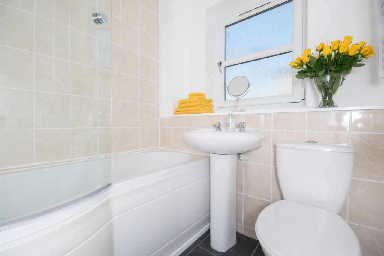 Dwellcome Home Ltd 2 Bedroom King & Double Central Apartment, Free Allocated Barrier Secured Parking Space At Rear Entrance & Fast Wifi, Ideal For Long Term Contractor, Corporate, Etc Stays, Regular Housekeeping Option - See Our Site For Assurance Aberdeen Buitenkant foto