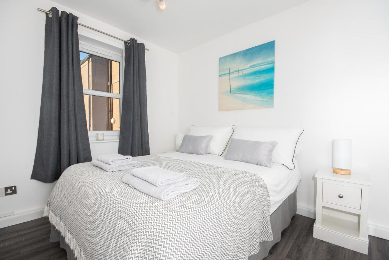 Dwellcome Home Ltd 2 Bedroom King & Double Central Apartment, Free Allocated Barrier Secured Parking Space At Rear Entrance & Fast Wifi, Ideal For Long Term Contractor, Corporate, Etc Stays, Regular Housekeeping Option - See Our Site For Assurance Aberdeen Buitenkant foto