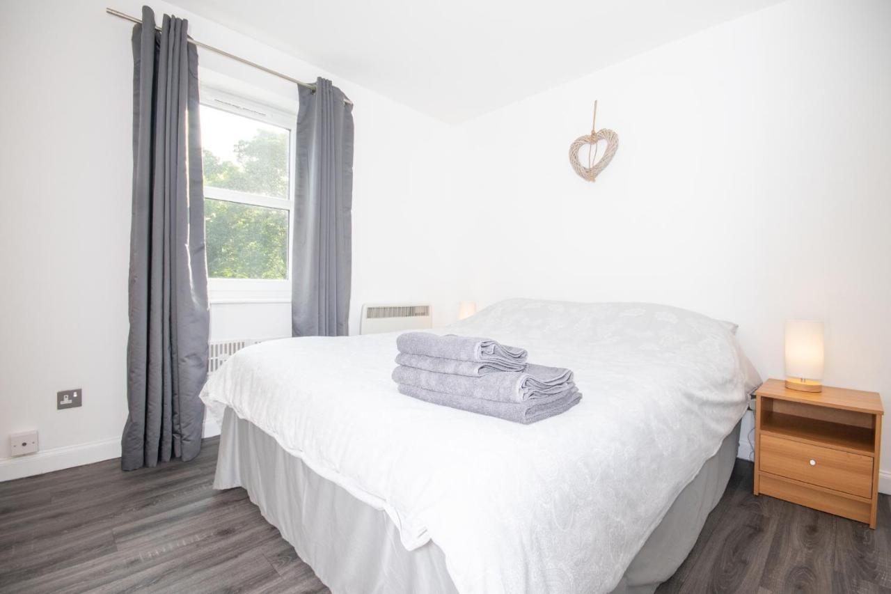 Dwellcome Home Ltd 2 Bedroom King & Double Central Apartment, Free Allocated Barrier Secured Parking Space At Rear Entrance & Fast Wifi, Ideal For Long Term Contractor, Corporate, Etc Stays, Regular Housekeeping Option - See Our Site For Assurance Aberdeen Buitenkant foto