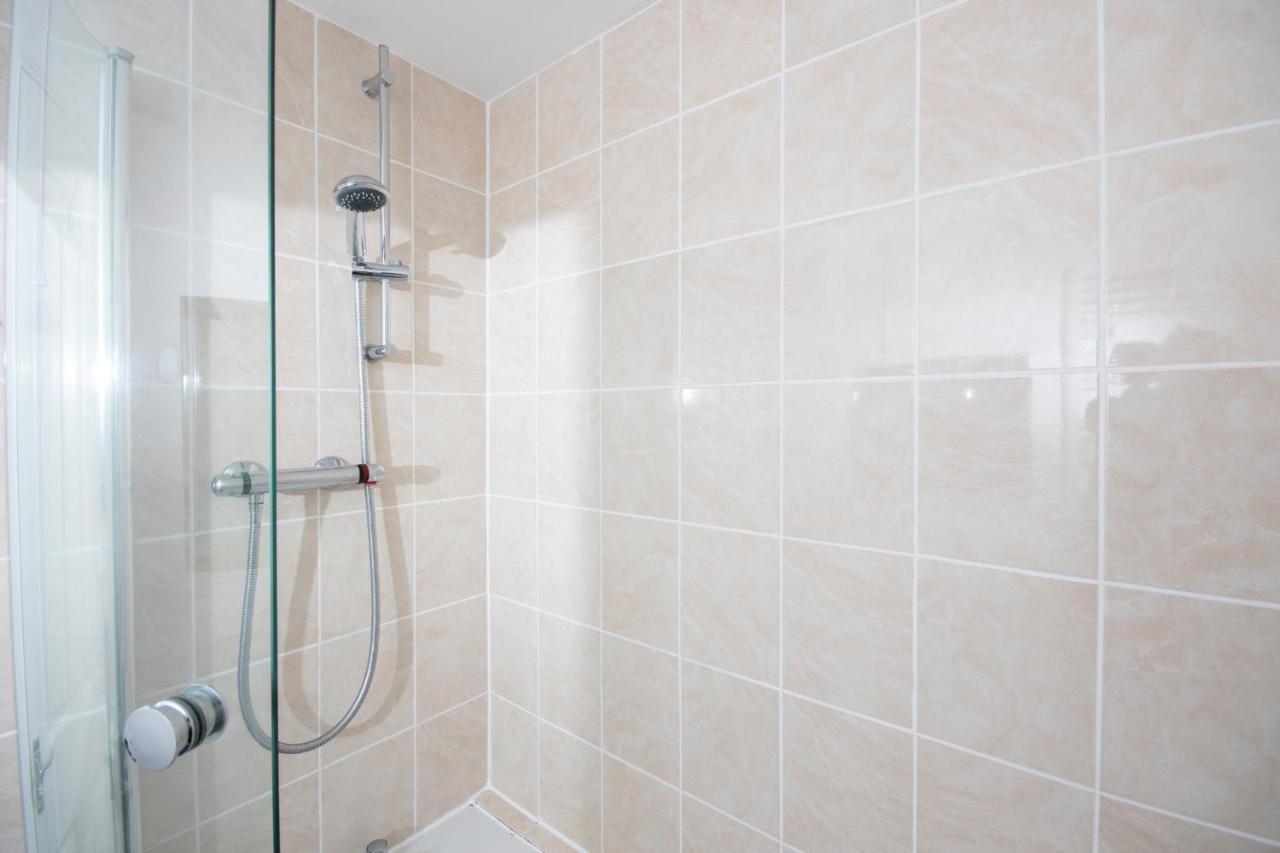 Dwellcome Home Ltd 2 Bedroom King & Double Central Apartment, Free Allocated Barrier Secured Parking Space At Rear Entrance & Fast Wifi, Ideal For Long Term Contractor, Corporate, Etc Stays, Regular Housekeeping Option - See Our Site For Assurance Aberdeen Buitenkant foto