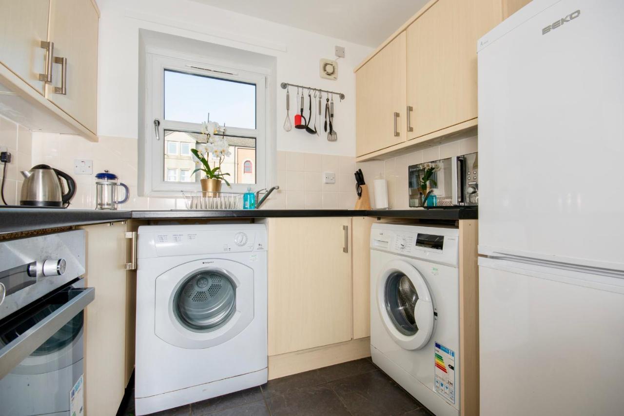 Dwellcome Home Ltd 2 Bedroom King & Double Central Apartment, Free Allocated Barrier Secured Parking Space At Rear Entrance & Fast Wifi, Ideal For Long Term Contractor, Corporate, Etc Stays, Regular Housekeeping Option - See Our Site For Assurance Aberdeen Buitenkant foto